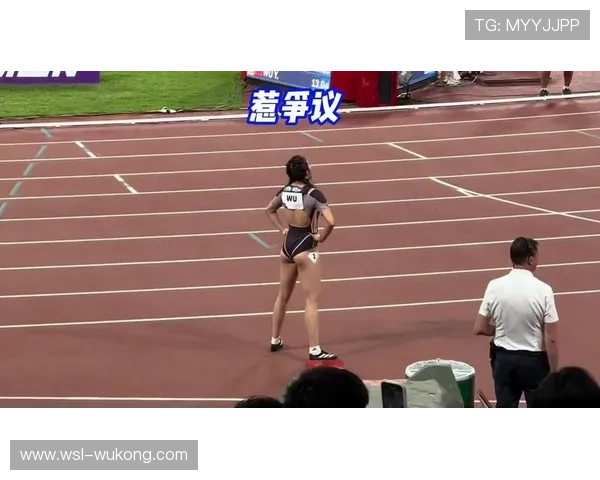 吴艳妮刷完手机穿得比闺蜜还随意，谁信她训练场上那股狠劲？