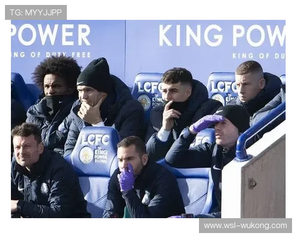 场外替补席冲突如何影响足球比赛判罚？揭秘规则边界