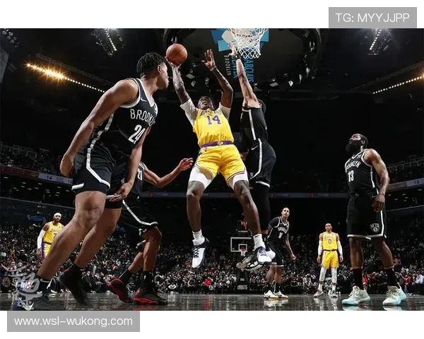 朱利叶斯·兰德尔挡拆拉开空间助湖人提升关键时刻得分效率